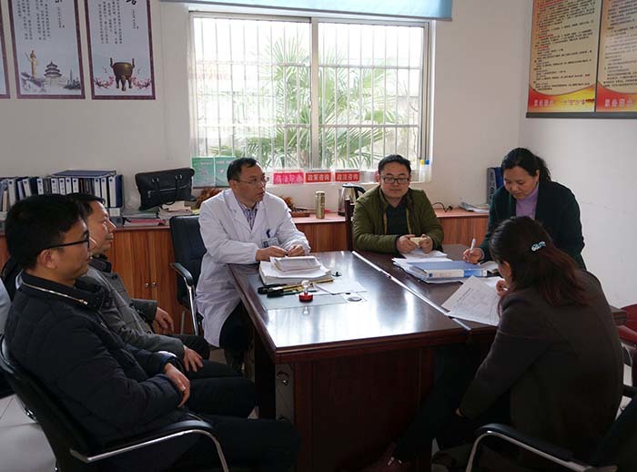 启东市中医院走村访户送健康