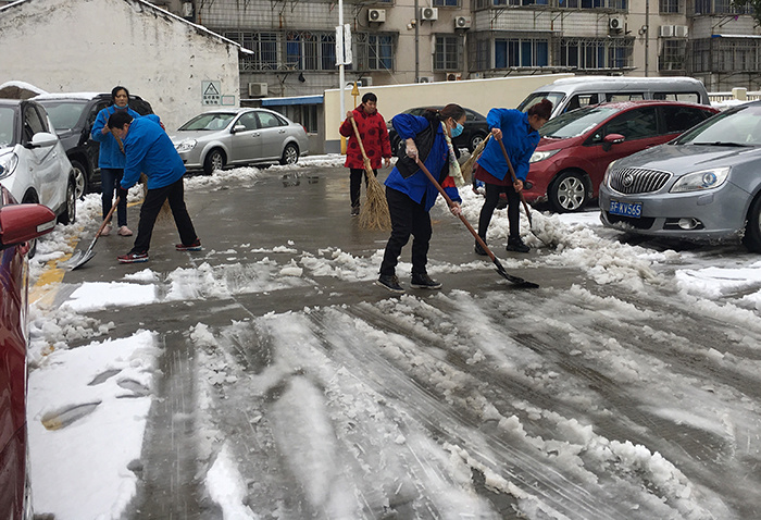 除冰铲雪 情暖患者