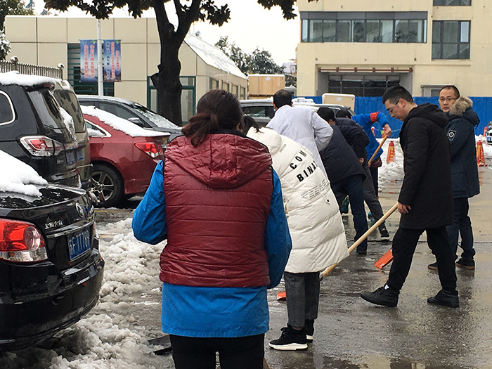 除冰铲雪 情暖患者
