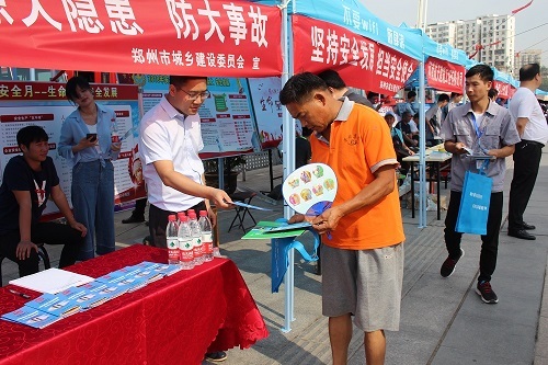 高创建工积极参与河南省安全生产月宣传咨询日活动