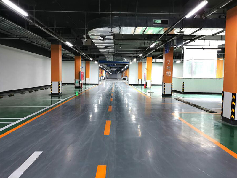人車分流設計地下車庫采用彩色環氧樹脂地坪