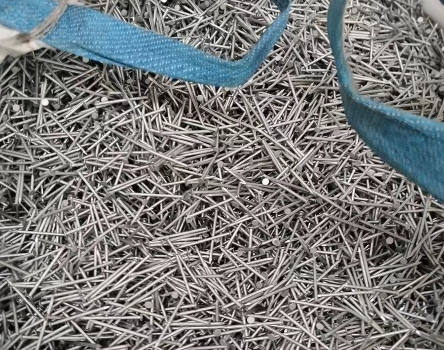Hot-dip galvanized common nails