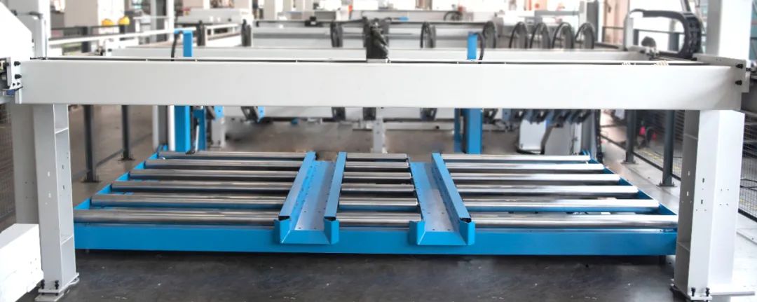 KS-842HL | High-efficiency cutting, high-end experience and double pusher for rear loading
