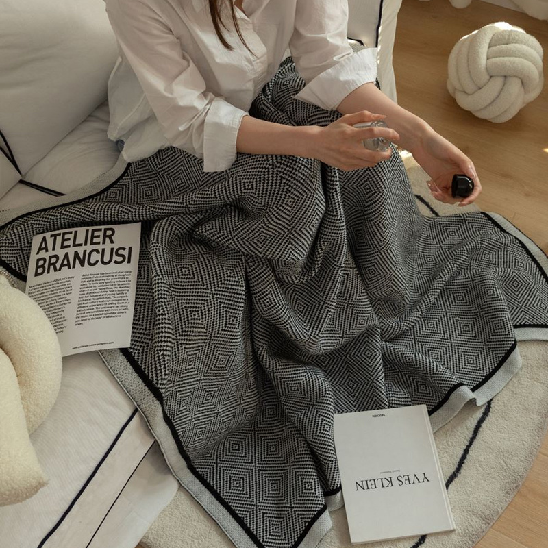 Black and white geometric knitted blanket light luxury soft installation sofa blanket towel single nap blanket retro cover blanket shawl