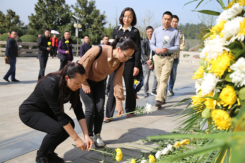 alt="2019年党委简报第8期（缅怀革命先烈 弘扬奉献精神）"