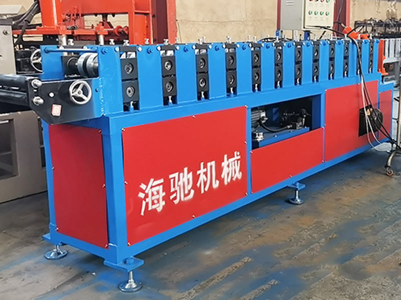 Adjustment of the thickness of the pressing plate of the tile press