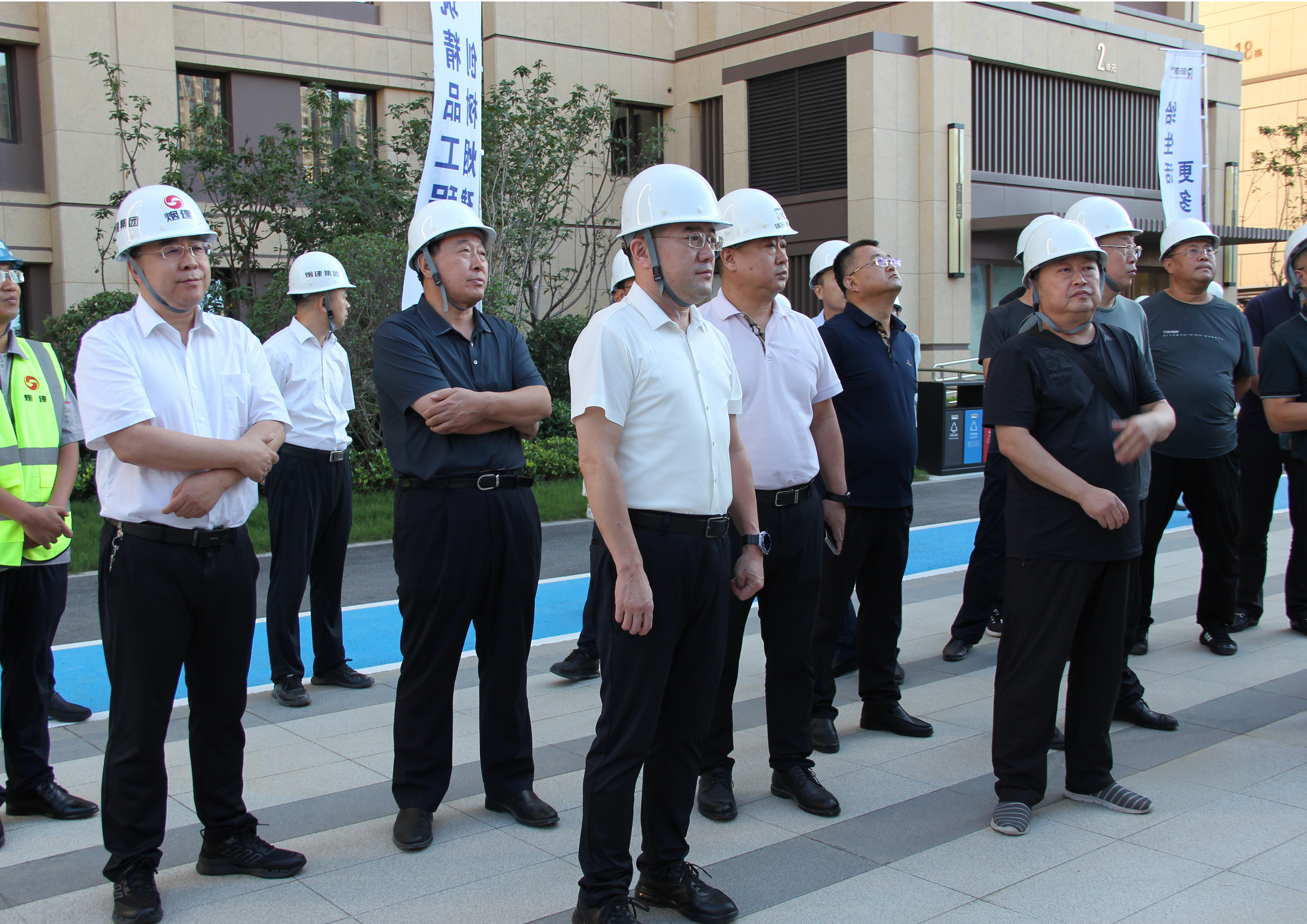 煙臺(tái)市住房和城鄉(xiāng)建設(shè)局組織觀摩我公司承建的瑞璽公館小區(qū)項(xiàng)目