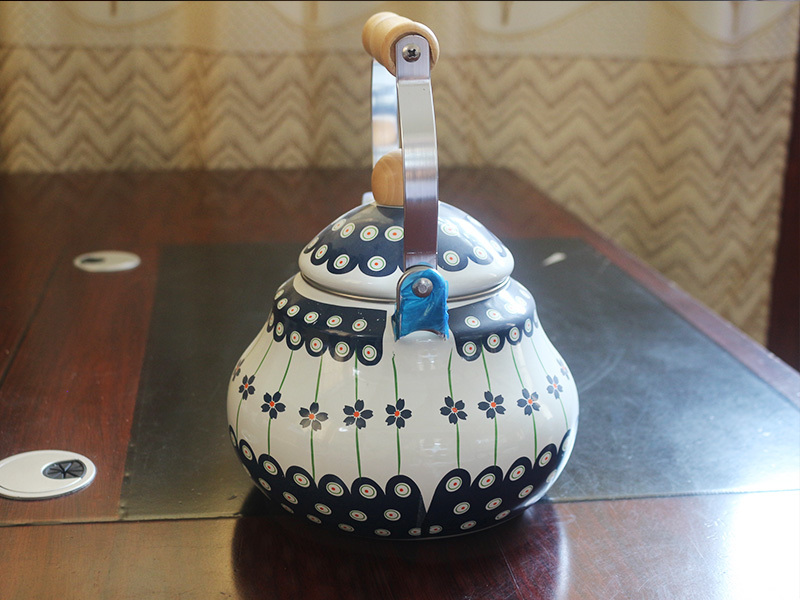 Enamel and stainless steel which drink tea