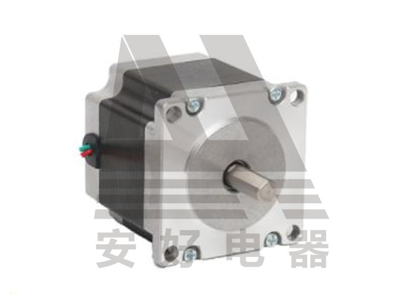 57 混合式步進電機（1.8°）