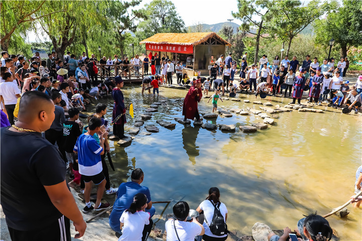 中矿黄金旅游景区“五一”假期人流如织秩序井然