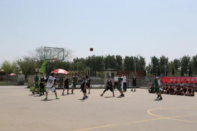 首届青年职工篮球赛正式开赛