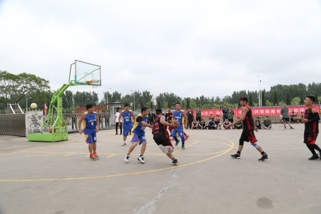 首届青年职工篮球赛正式开赛