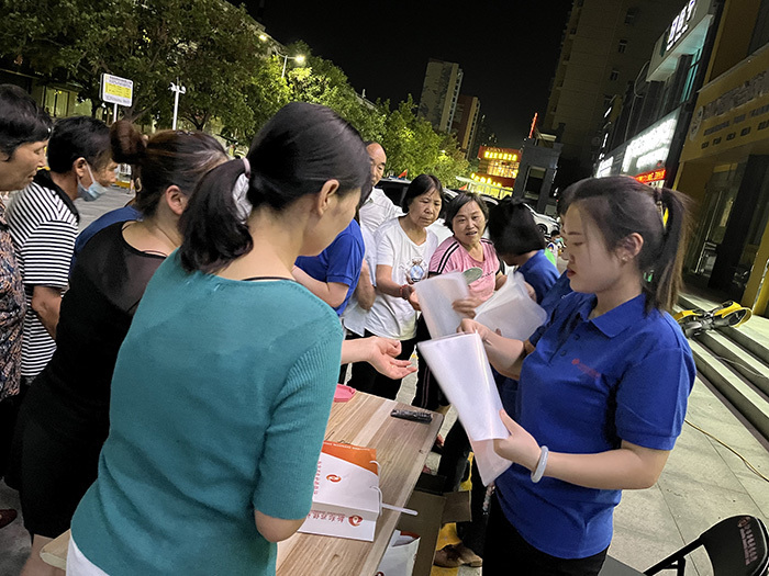 　为深入推进农村普惠金融发展，普及金融基础知识，全面提升群众防范和识别金融风险能力。连日来，新郑郑银村镇银行组织员工深入农村社区在做好疫情防控的情况下，开展“金融夜校”巡回宣传活动，全面普及金融知识，真正为辖内居民送金融知识、金融产品、金融服务，不断优化金融生态环境，提升群众金融知识水平。