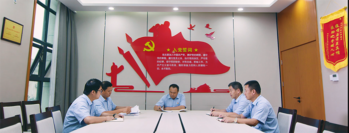 今年，新郑郑银村镇银行(以下简称“我行”)先后荣获第九届“全国十佳村镇银行”、中国地方金融“十佳支持三农银行”两项殊荣，展现出我行近年来在助力实体发展、发力金融惠农、履行社会责任方面获得充分认可。
