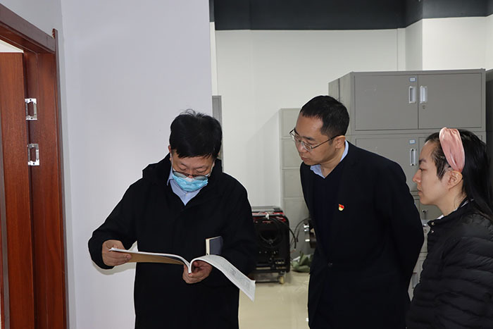 近日，新郑郑银村镇银行党支部书记李用根不打招呼、不发通知，直奔基层、直达网点，深入我行科技运营部、仓城支行、营业部实地查看基层网点日常工作，现场察看一线实情。