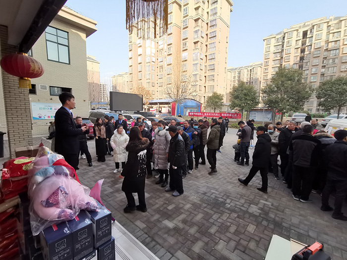 近日，新郑郑银村镇银行联合隆港社区党群服务中心开展“进社区送温暖”活动，为社区居民送上生活物品，帮助他们度过寒冷冬季。