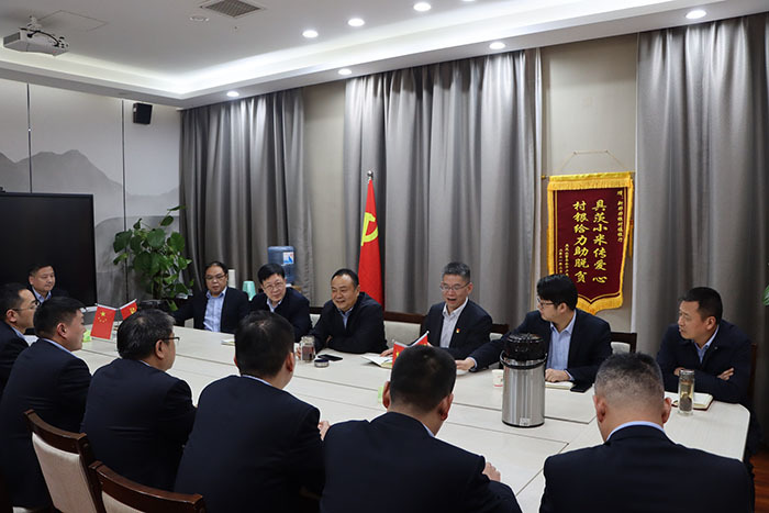 近日，郑州银行党委委员、副行长郭志彬专程到新郑郑银村镇银行进行调研座谈。