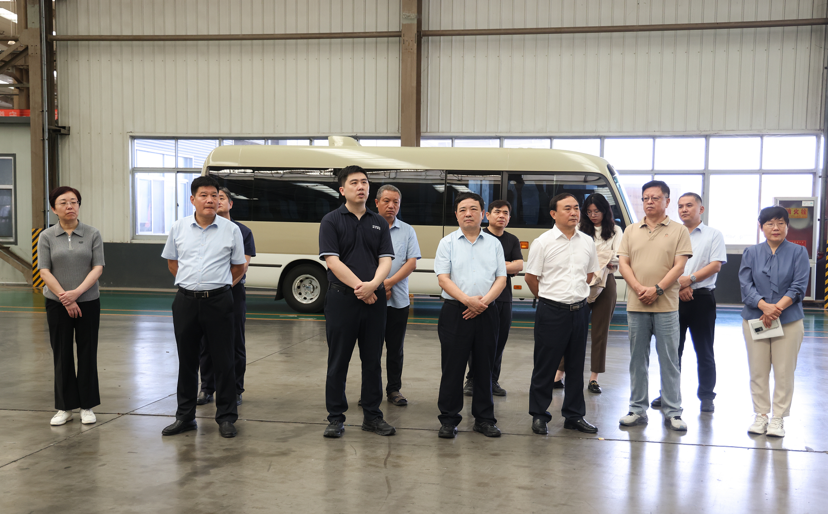 濰坊市政協(xié)領(lǐng)導(dǎo)一行到英軒重工參觀調(diào)研