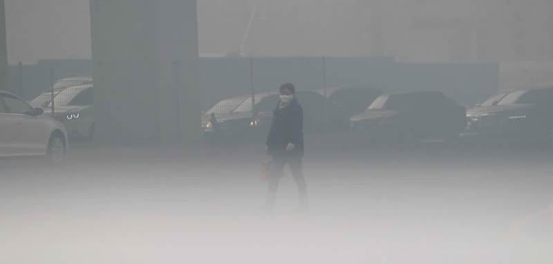 北方雾霾的早晨坚持上下班