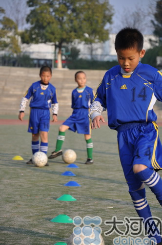 网媒记者聚焦西山 学校重点打造足球等三大体育项目