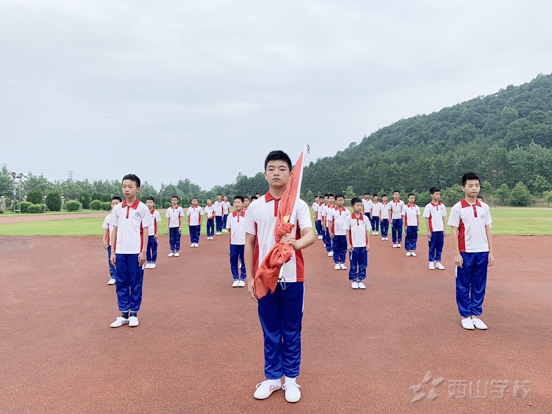 文明礼仪伴我成长--江西省西山学校小学部举行第十九周升旗仪式