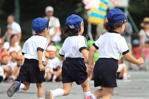適合幼兒園孩子穿的冬季校服有哪些？