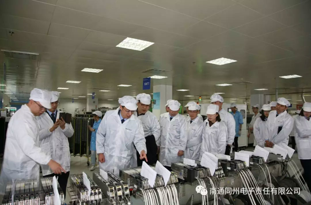 During the on-site exchange session of visiting Tongzhou Electronics factory and production workshop, Huang Junkang, chairman of the Municipal Youth Federation, and Shen Qibo, general manager of Jiangsu Yinzhou Real Estate Group, secretary-general of the Municipal Youth Chamber of Commerce, delivered speeches respectively. Yan Baiqiang, general manager of Nantong Bairun Catering, and executive deputy of Nantong Tongzhou Electronics President Zhu Jun and other 10 entrepreneur representatives shared their entrepreneurial experience and insights. Representatives from both sides actively interacted and communicated on topics such as youth growth and entrepreneurship. The atmosphere was warm, with warm applause and knowing laughter.  Huang Junkang, Chairman of the Urban Council Youth Federation