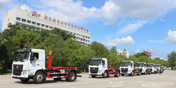 魯班環衛系列六臺批量發車啦！致力于萬源市城市建設
