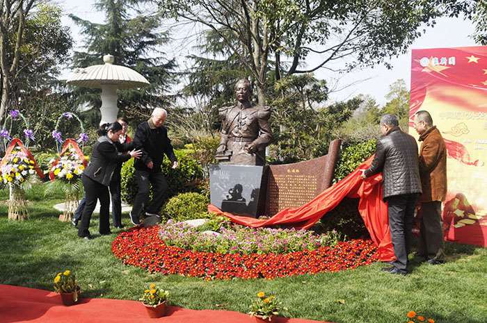 近代外交家朱诵韩铜像揭幕仪式在崇明瀛新园举行