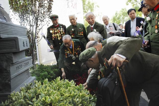 纪念抗美援朝61 周年暨军旅作家魏巍铜像在海湾园揭幕