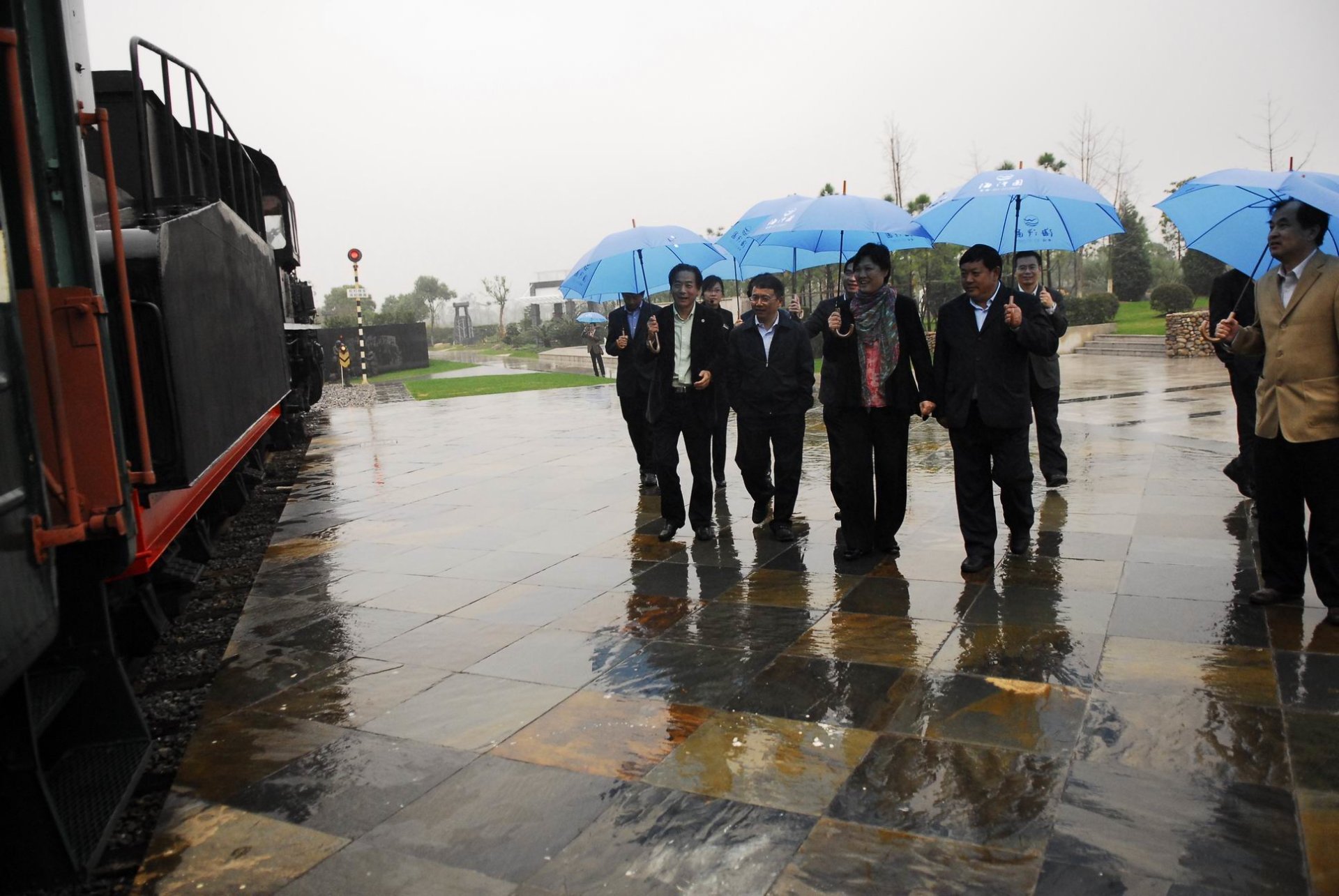 国家民政部和上海市民政局领导视察知青广场