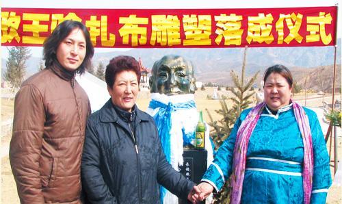 2006年3月19日 蒙古族長(zhǎng)調(diào)歌王哈扎布雕塑揭幕儀式在呼市古林園舉行。