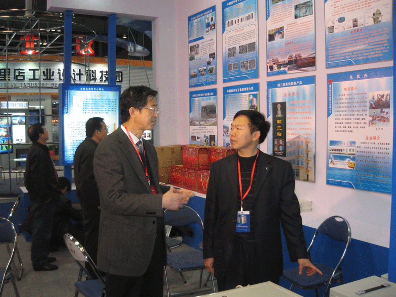 重慶高交會上，貴州省科技廳黨組成員、副廳長茍渝新和本公司總經理親切交談