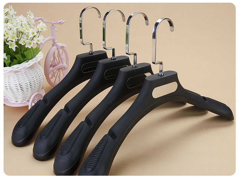 Air assisted clothes hanger