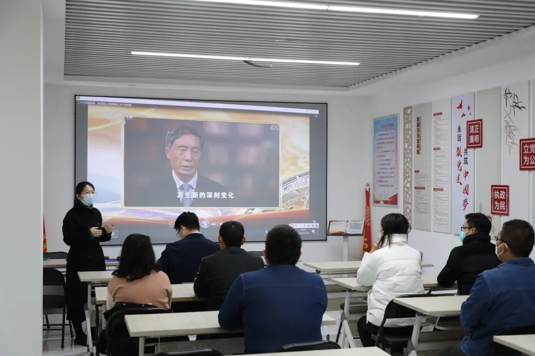 新城熱力第一黨支部組織開展“紅色宣講進(jìn)社區(qū) 供熱服務(wù)零距離”社區(qū)雙報到暨雙聯(lián)共建活動