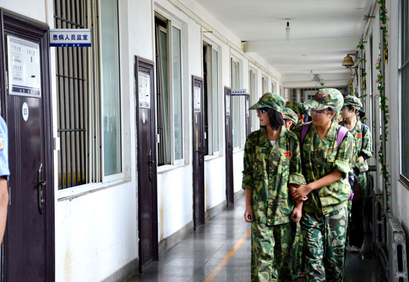 参观招远市看守所进行法制教育