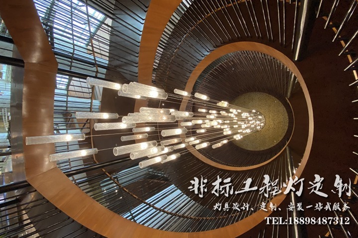 凱悅酒店旋轉(zhuǎn)樓梯吊燈定制