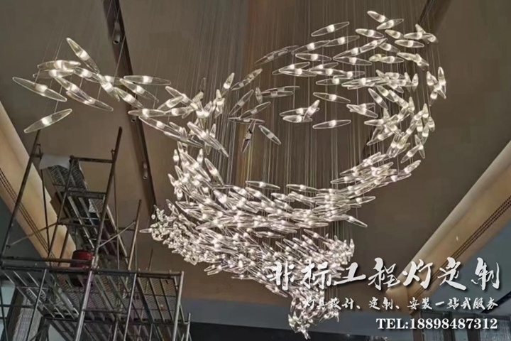 藝術造型吊燈安裝施工現(xiàn)場
