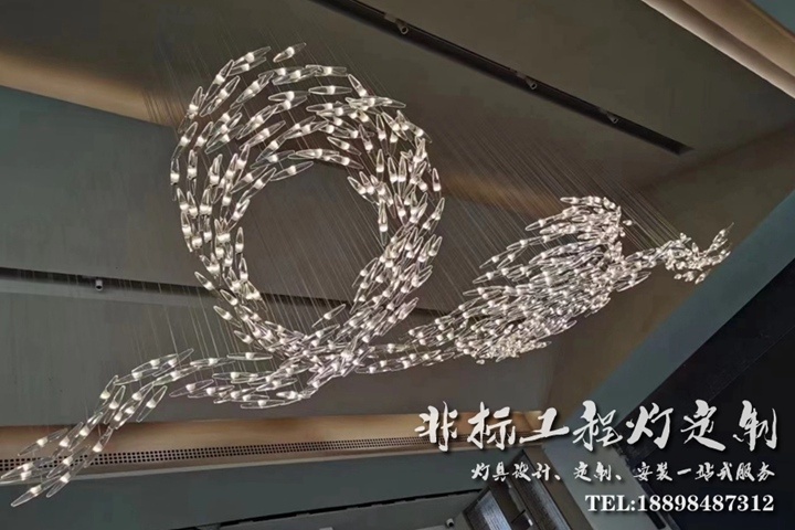 藝術(shù)造型吊燈安裝施工現(xiàn)場