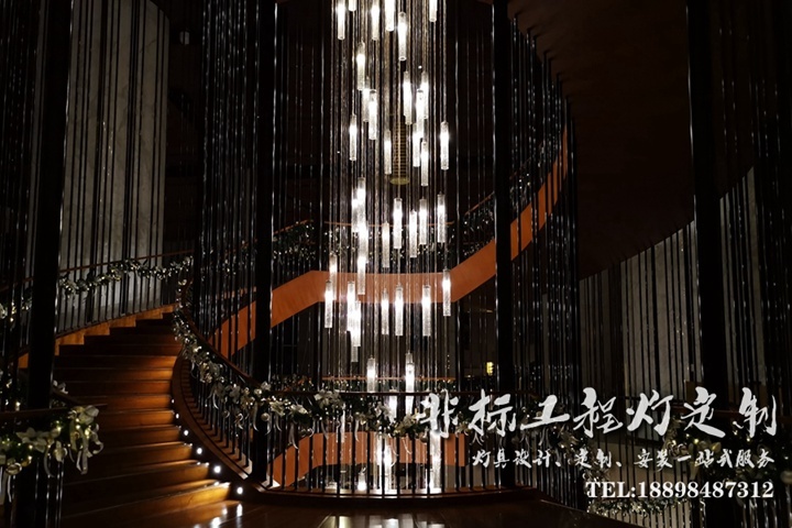 凱悅酒店旋轉(zhuǎn)樓梯吊燈定制