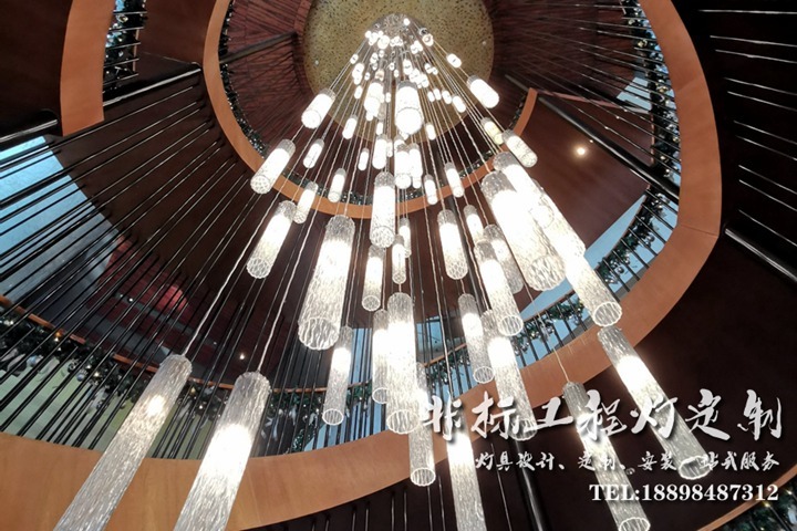 凱悅酒店旋轉(zhuǎn)樓梯吊燈定制