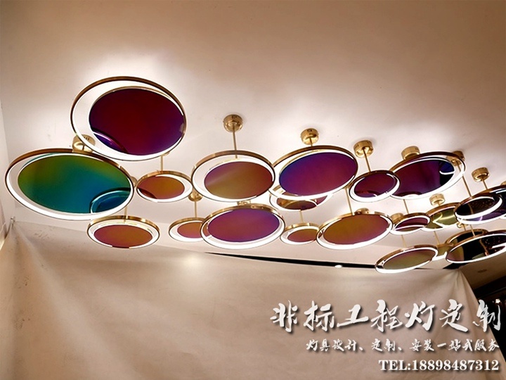 后現(xiàn)代七彩藝術(shù)吊燈定制