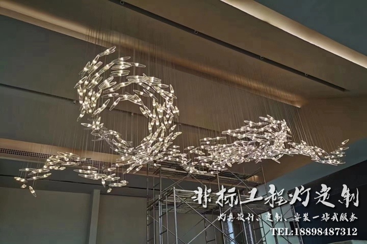 藝術(shù)造型吊燈安裝施工現(xiàn)場