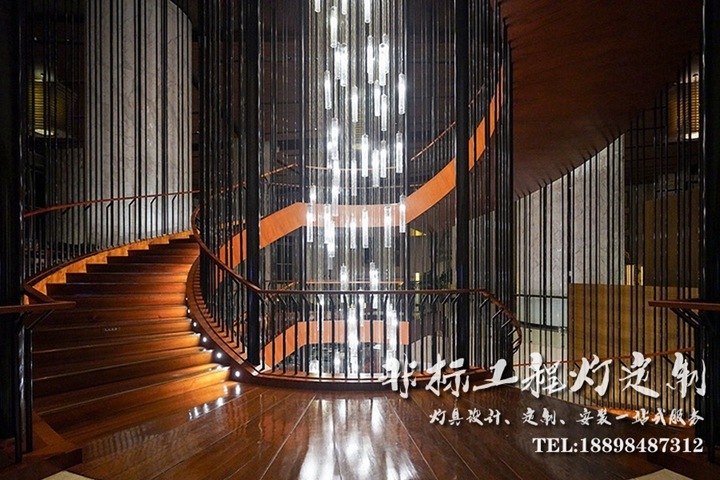 凱悅酒店旋轉(zhuǎn)樓梯吊燈定制