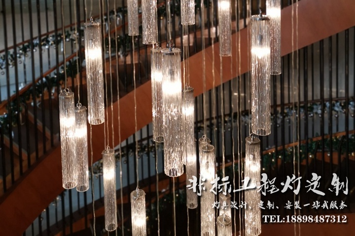 凱悅酒店旋轉(zhuǎn)樓梯吊燈定制