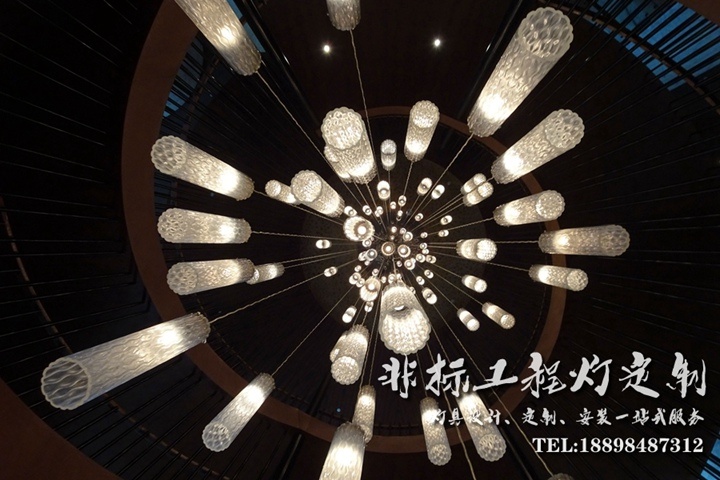 凱悅酒店旋轉(zhuǎn)樓梯吊燈定制