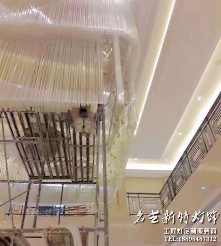 售樓部水晶吊燈安裝現(xiàn)場