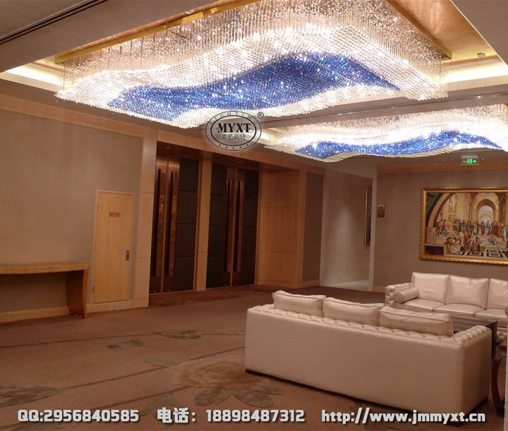 大連五星級(jí)酒店彩色工程水晶燈配置方案