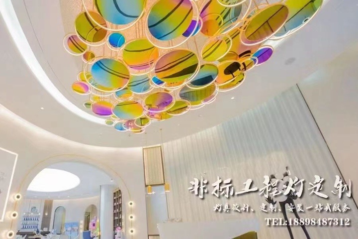 后現(xiàn)代七彩藝術(shù)吊燈定制