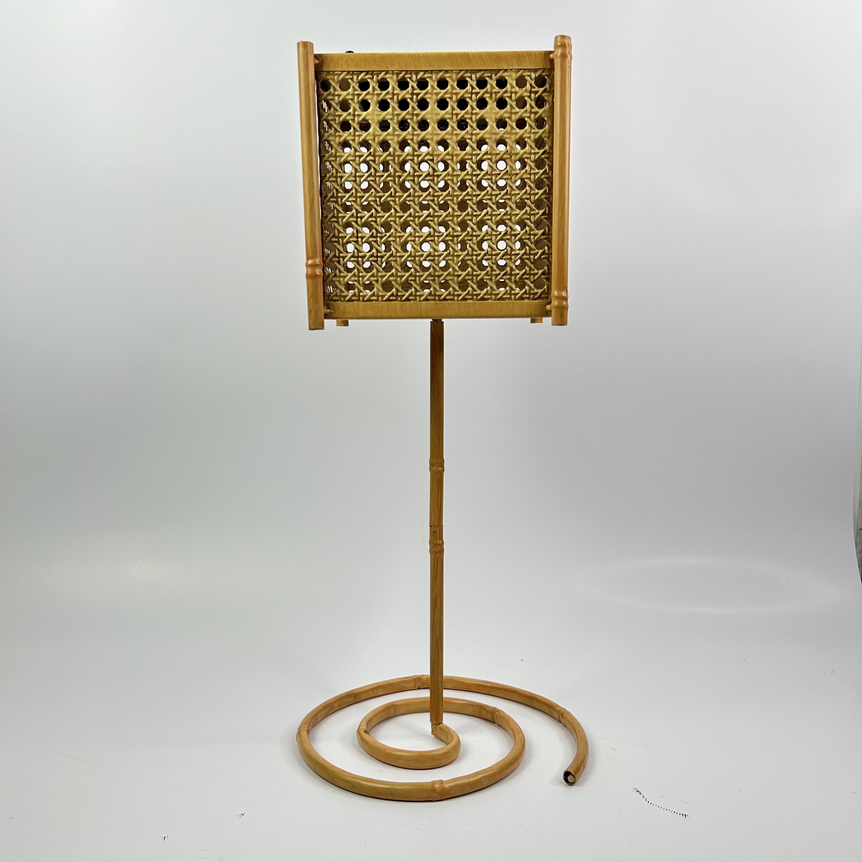 Glistening Rattan Solar Lamp for Garden Decorations